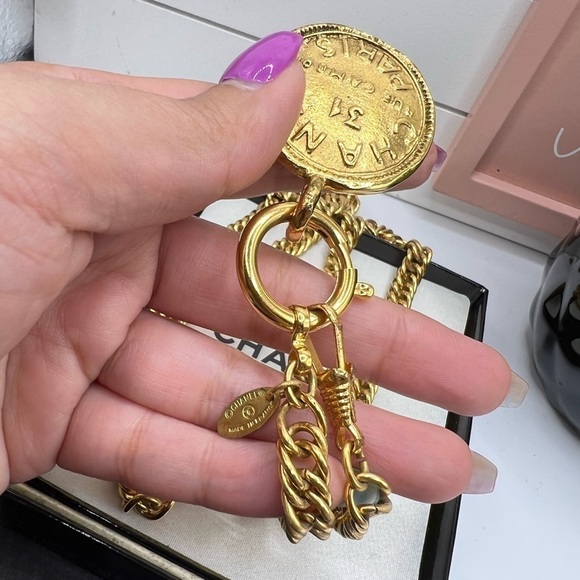 CHANEL Vintage '31 Rue Cambon Medallion 24K Pendant Necklace - Picture 4 of 8